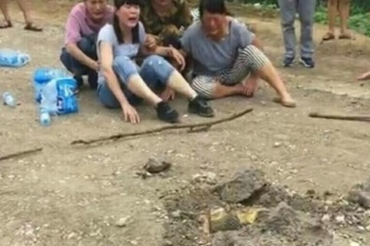 失踪女童被埋在路面