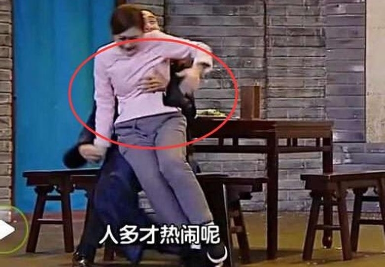 秦岚被袭胸