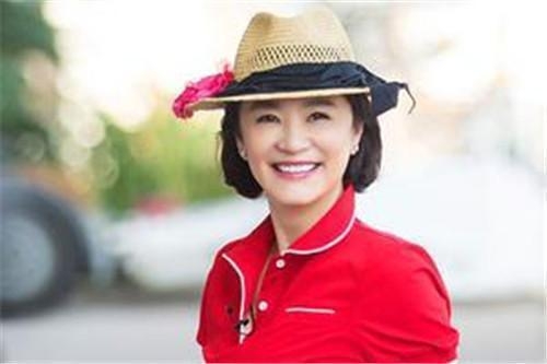刘晓庆力证没整容挑战跳伞嘴巴被吹翻 网友被她皮肤状态吓到
