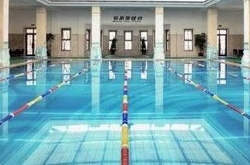 男生扮女装进泳池 被工作人员在更衣室发现