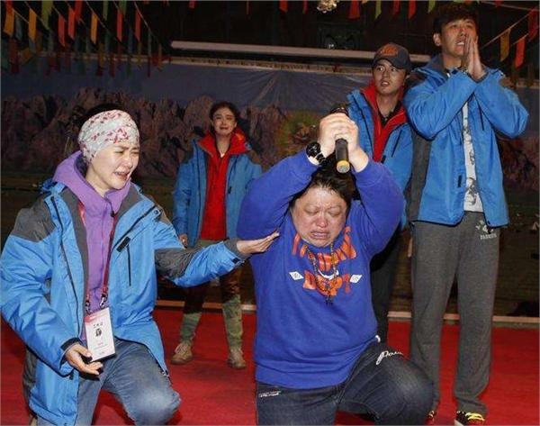 绝症女孩跪求韩红救命大喊：我不想死 韩红当场痛哭拿出2万