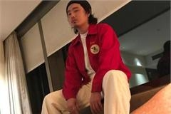 七夕情人节窦靖童疑公开恋情向长发男比心 性向