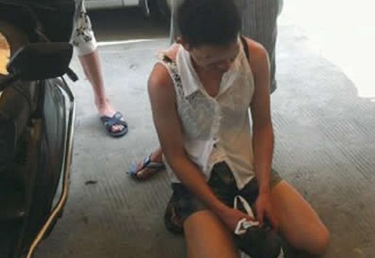 男生扮女装进泳池