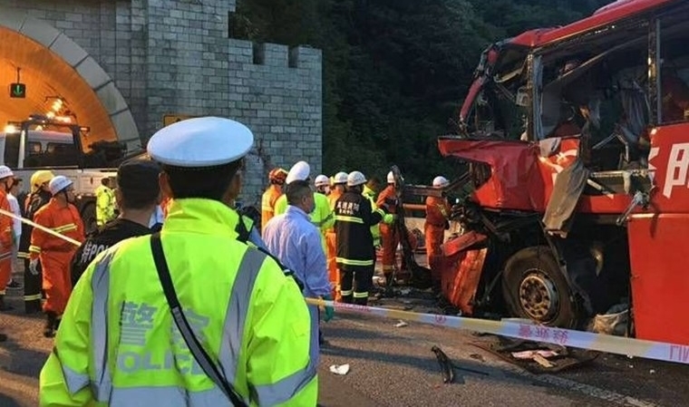 大客车在秦岭隧道撞壁