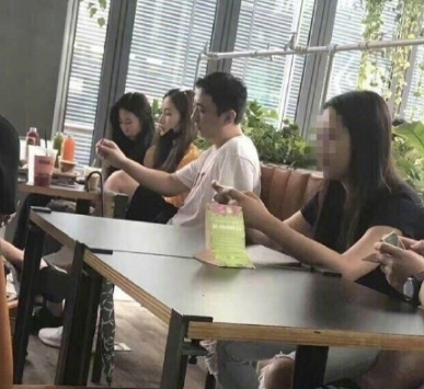 网友偶遇王思聪与美女喝饮品 看样子豆得儿已成前任？