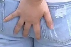 外卖男摸臀猥亵女孩 3名美女遭伸手袭胸作案多起