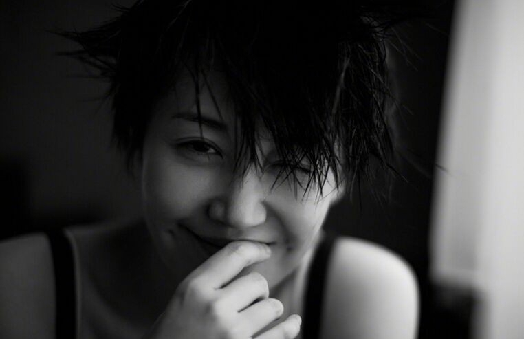 许晴穿吊带秀香肩