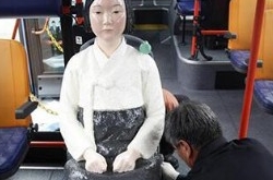 韩国公交车安装“慰安妇”少女像 提醒民众勿忘历史