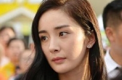 杨幂短裙被吹起摄影师抢拍遭批 少妇杨幂险些走