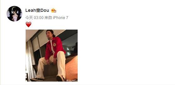 七夕情人节窦靖童疑公开恋情向长发男比心 性向传闻不攻自破