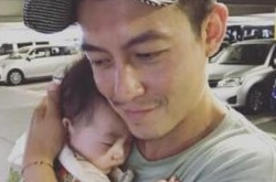 陈冠希抱女儿照 秦舒培晒陈冠希抱孩子照片