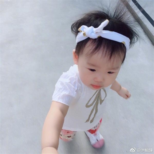 女儿被骂丑伊能静再怼网友：贴着佛像骂我孩子 那就该点化你