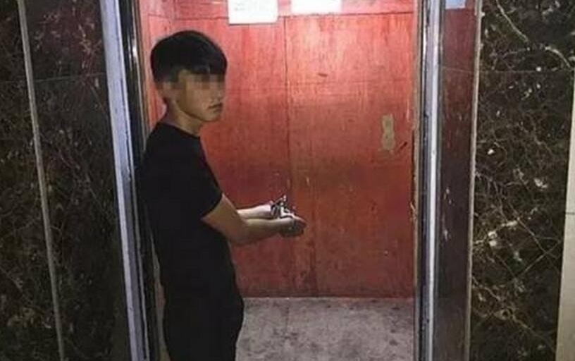 18岁男电梯袭胸老太