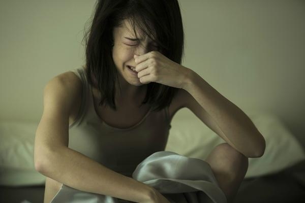 她人美身材好男友却带别的女人去酒店 被拍到后说同房未同床