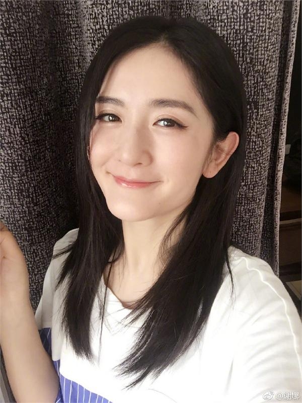 谢娜伤后晒自拍淡妆出镜称想念大家 何炅回的4个字引猜想