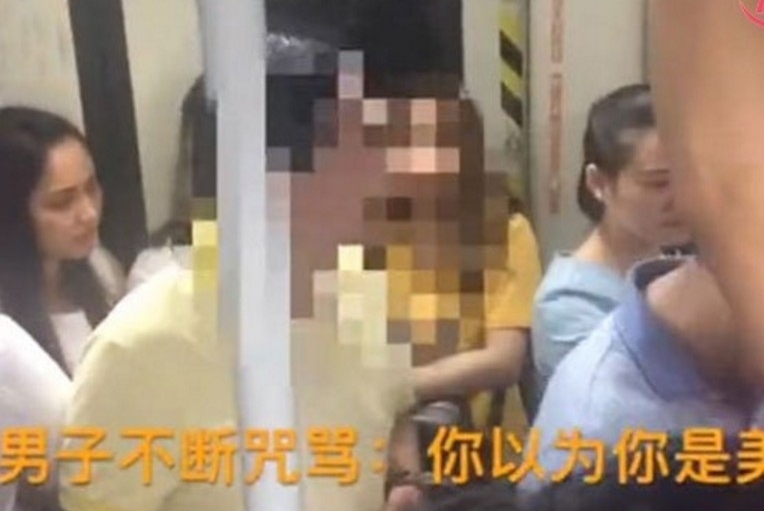 地铁女子疑遭咸猪手