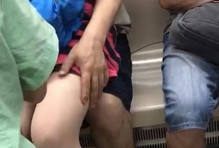 男女地铁面撩衣摸胸