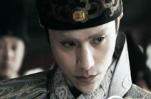 这个朝代满朝文武都是太监，想当官就先自宫！