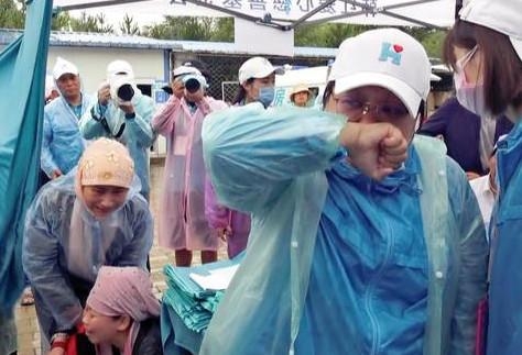 绝症女孩跪求韩红救命大喊：我不想死 韩红当场痛哭拿出2万