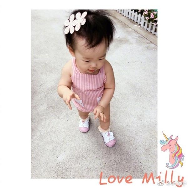 挂账号怼黑粉后伊能静牵女儿散步 这次吸取教训没再戴发带