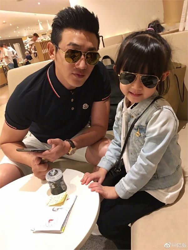陆毅晒和女儿合影 网友都在纠结到底贝儿还是小叶子