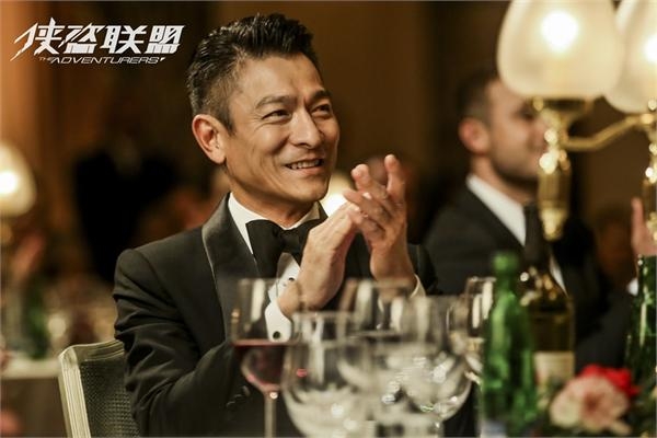 刘德华坠马后复出首亮相颜值恢复如初 已到能蹦蹦跳跳的状态