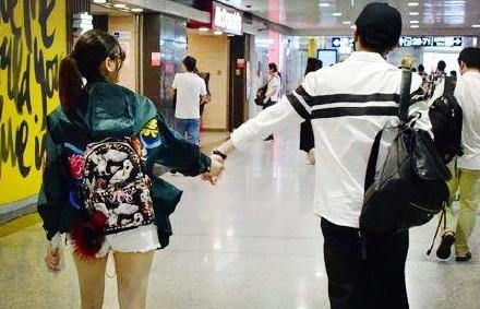辣妈陈妍希逗娃摘儿子奶嘴逗弄超搞笑 抱娃动作越来越熟练