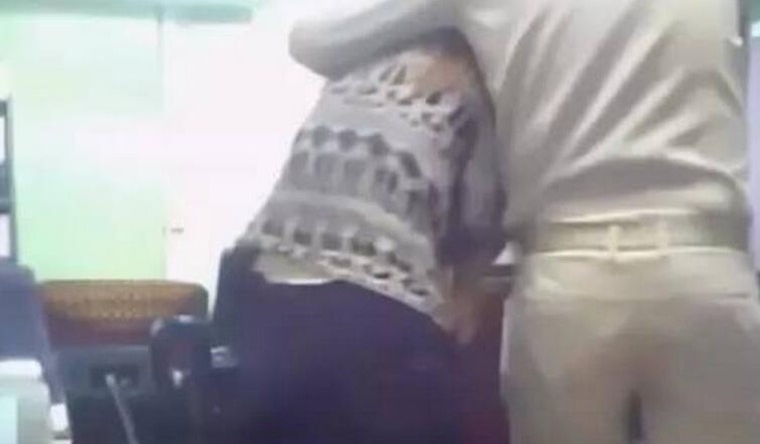 女雇员遭官员袭胸