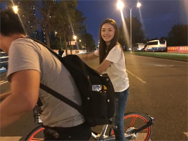 林允遇堵车还被跟拍竟直接上了卓伟的车 网友评论亮了