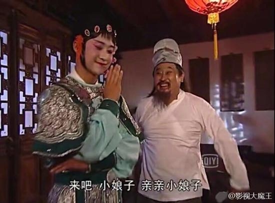 吴京女装旧照曝光 翘兰花指遭大叔调戏硬汉气质全无不忍直视