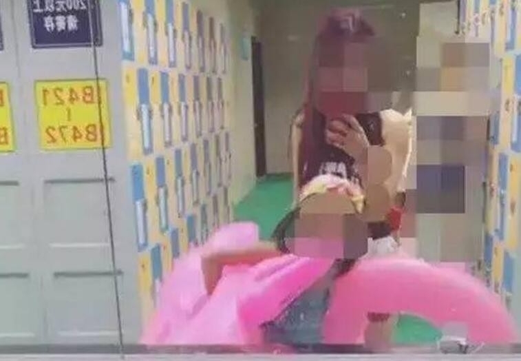 女子在游泳馆自拍