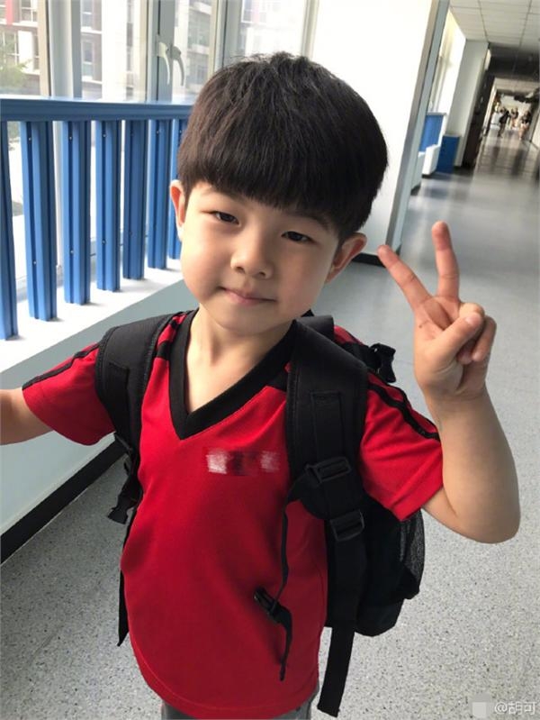 沙溢宣布安吉上小学意外曝光高额学费 东北宋仲基靠自己上学