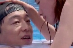林志玲俯身露春光 半裸丰满美乳春光乍泄很诱惑
