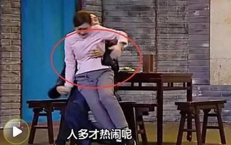 秦岚被袭胸
