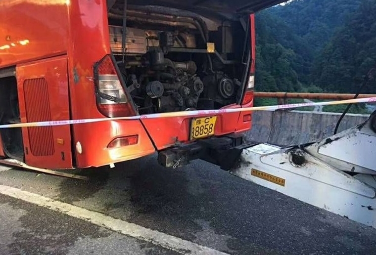 大客车在秦岭隧道撞壁