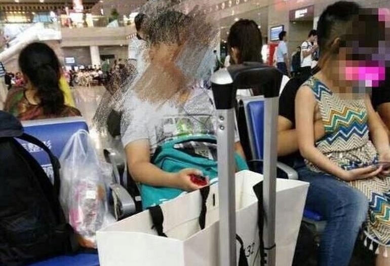 男子当众抠摸女童胸