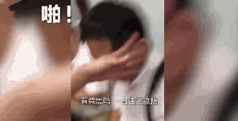 姑娘痛抽地铁老色狼