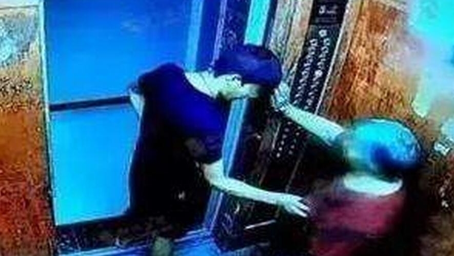 18岁男电梯袭胸老太
