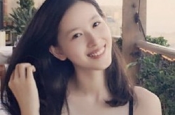 章泽天深v上装秀身材 当妈后上围丰满熟女气息浓