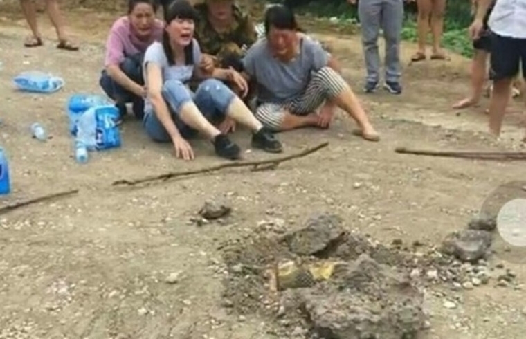 失踪女童被埋在路面