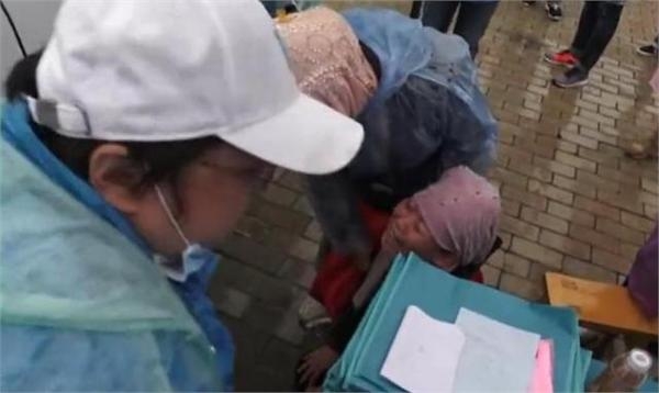 绝症女孩跪求韩红救命大喊：我不想死 韩红当场痛哭拿出2万