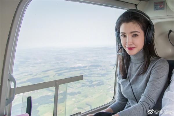 44岁李冰冰晒照惊呆网友 与小16岁男友恋爱后越来越年轻