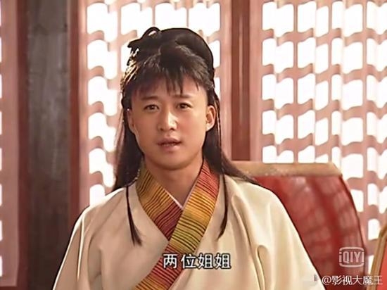 吴京女装旧照曝光 翘兰花指遭大叔调戏硬汉气质全无不忍直视