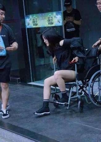 谢娜伤后晒自拍淡妆出镜称想念大家 何炅回的4个字引猜想