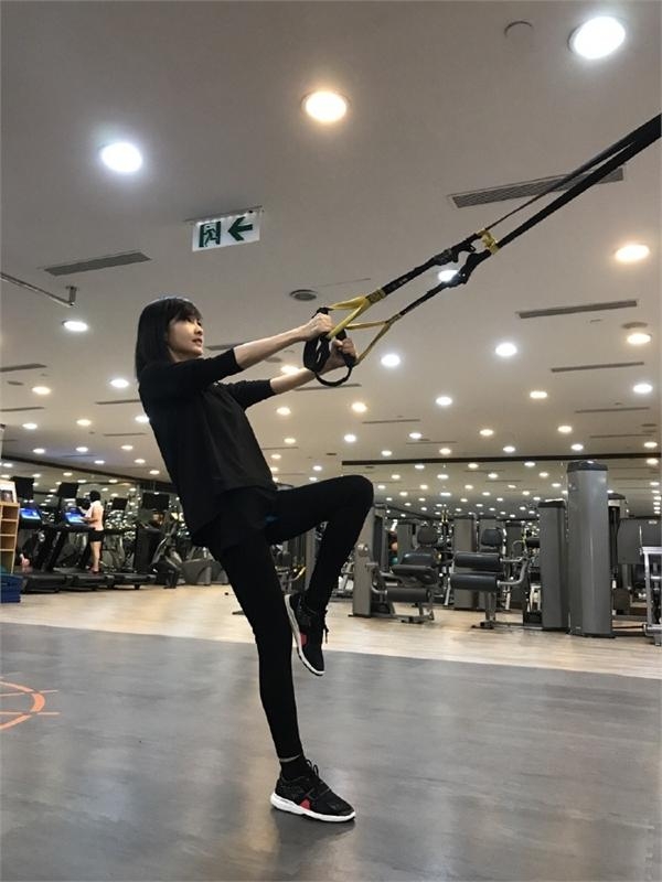49岁周慧敏晒健身照年轻苗条似少女 但大家对她头发有点无语