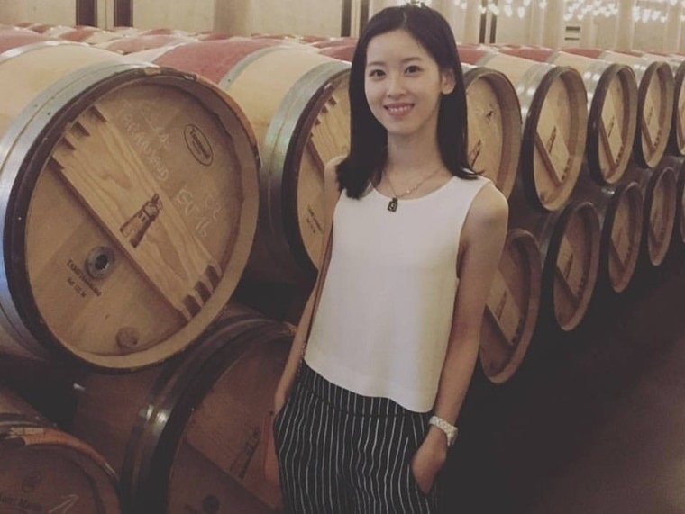 章泽天深v上装秀身材