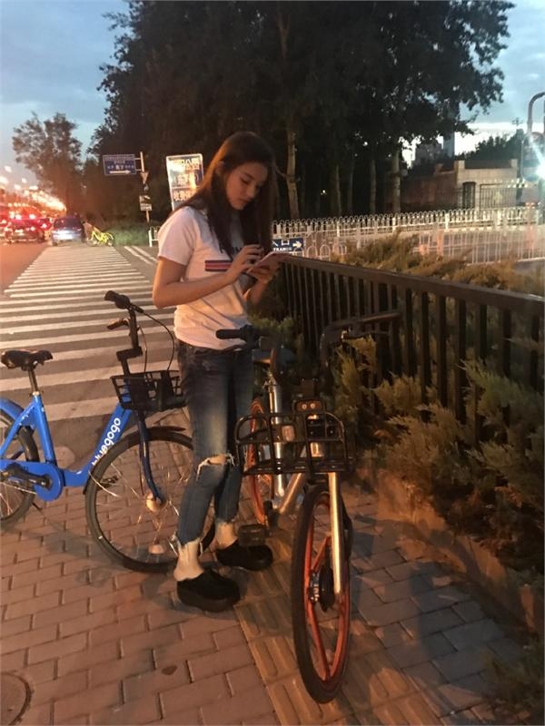 林允遇堵车还被跟拍竟直接上了卓伟的车 网友评论亮了