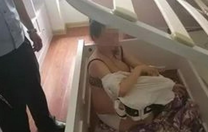 房门被撬现半裸孕妇