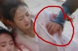 赵丽颖遭群演袭胸 胸部被男人摸到有图为证
