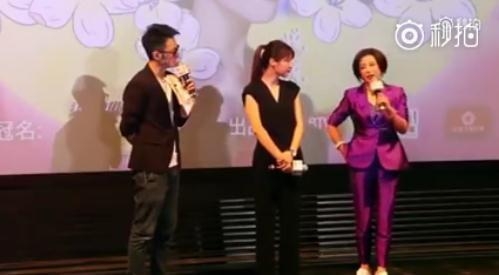 刘晓庆力证没整容挑战跳伞嘴巴被吹翻 网友被她皮肤状态吓到